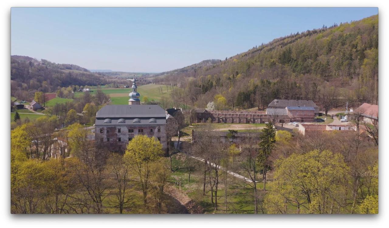 Zamek Sarny - Schloss Scharfeneck Kłodzko Exteriör bild